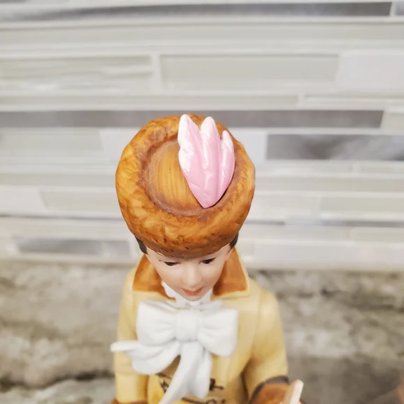 1981 & 1984 Avon Porcelain Women Figurines Avon - Picture 13 of 14